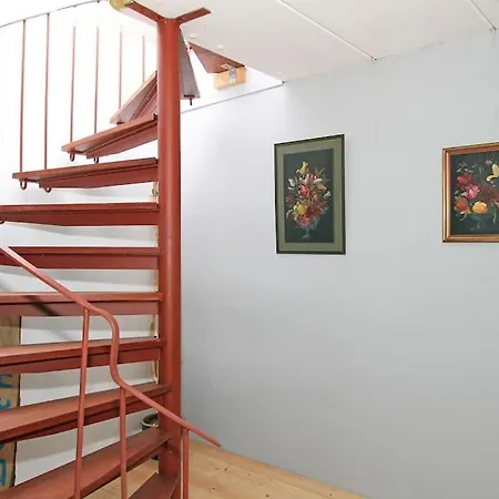 Apartment Warehouse In Spacious Industrial Workshop *
